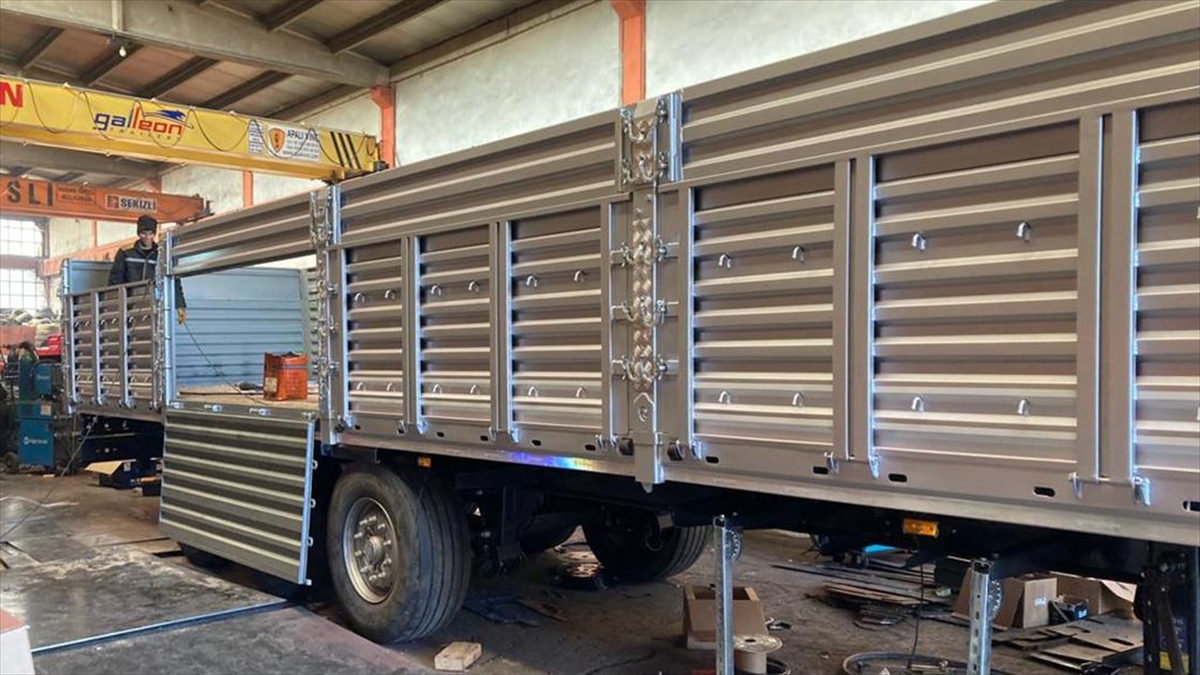 Patlayan Lastiklerle Deprem Bölgesine Yardım Ulaştıran Tır Sürücüsüne Yeni Dorse Hediye Edilecek