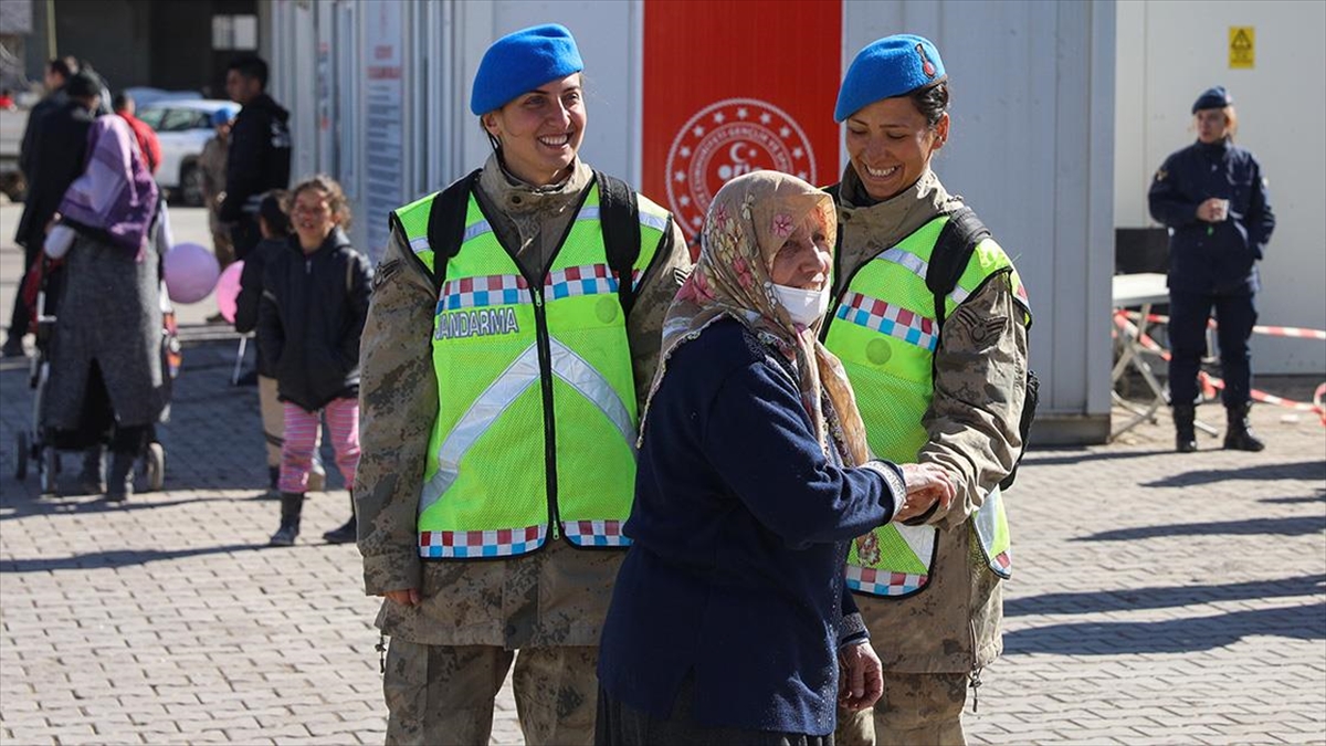 Terörle Mücadelenin Mavi Bereli Kadınları Adıyaman'da Depremzedelerin Yaralarını Sarıyor