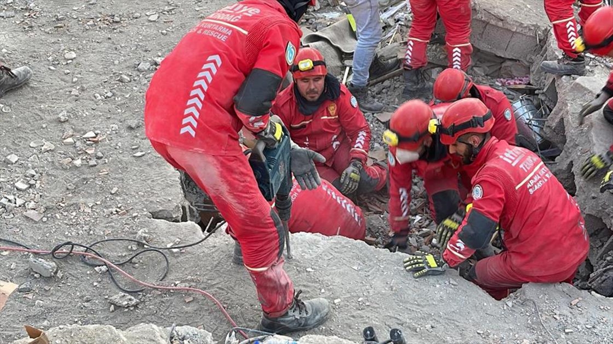 Tekirdağ İtfaiye Ekibi, Enkazdan Kurtardıkları Kişileri Ailelerinden Biri Olarak Görüyor