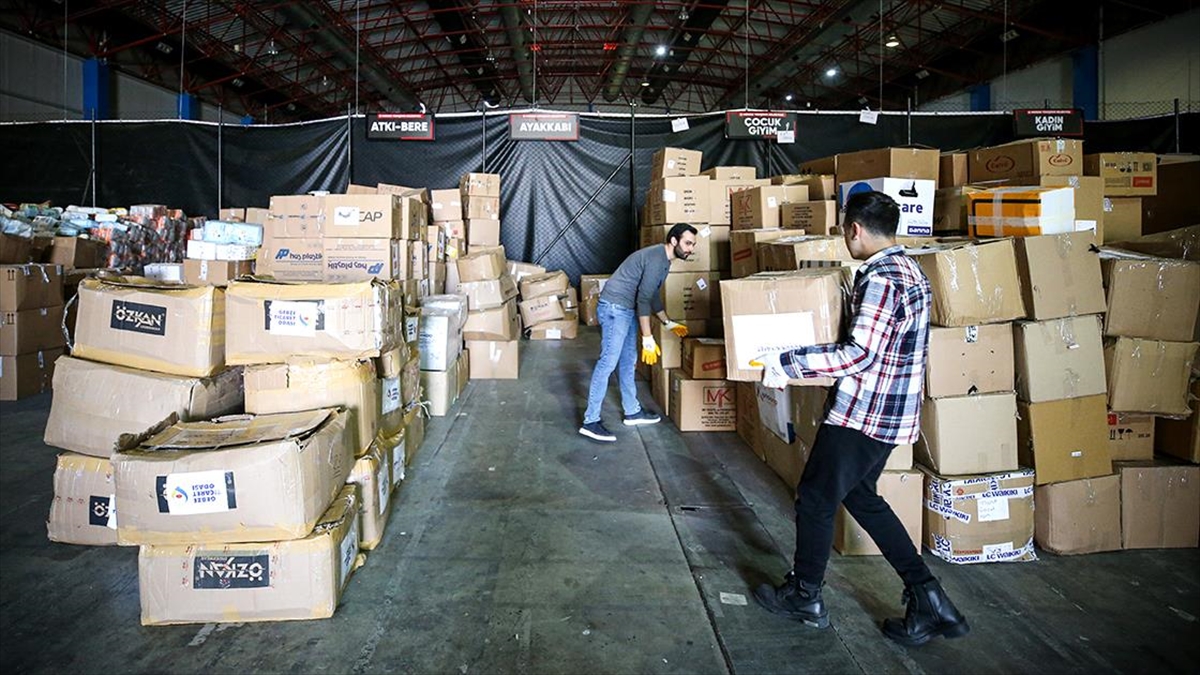 Yardımlar Depremzedelere "gönül Eliyle" Ulaştırılıyor