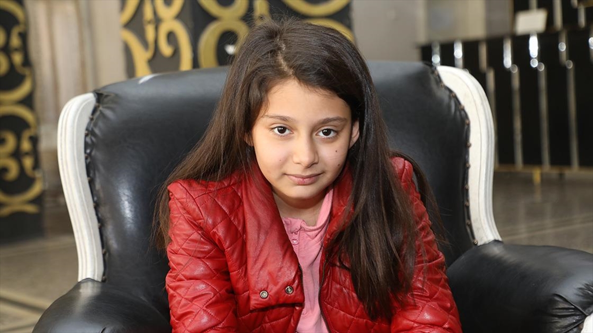 Enkazdan 147 Saat Sonra Kurtarılan 10 Yaşındaki Eylül, Beyaz Güvercin Uçurdu