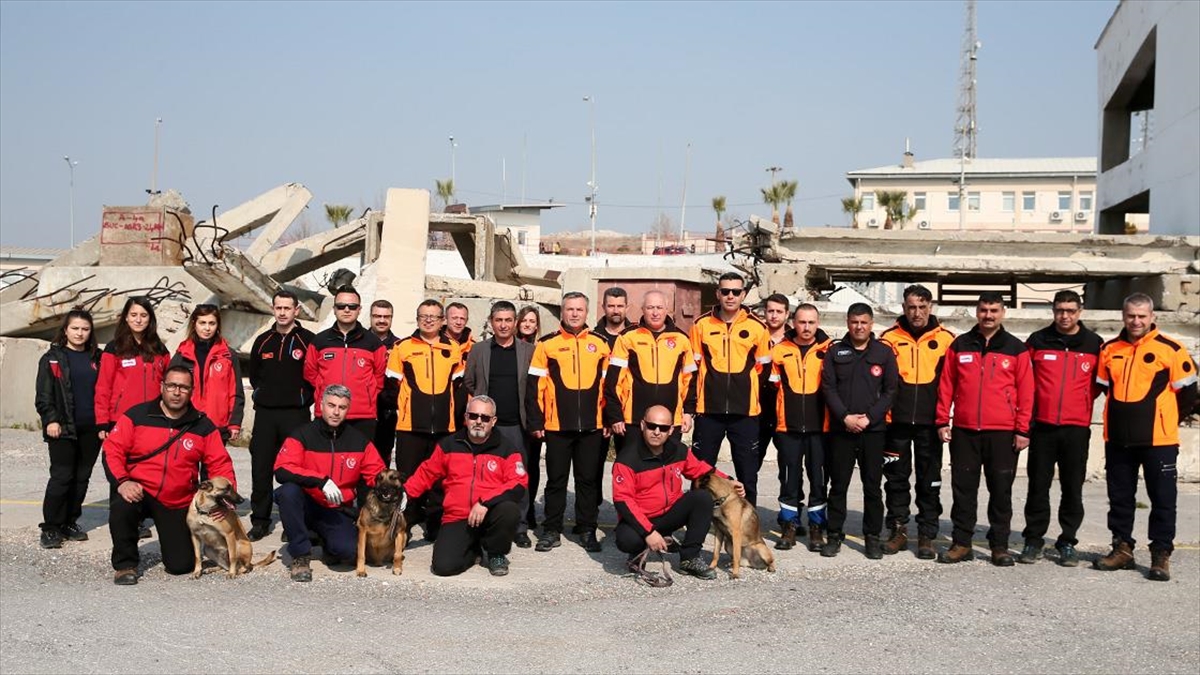 İzmir İtfaiyesi Ekipleri, Arama Kurtarma Köpekleriyle Enkaz Altındakilerin Yerini Tespit Etti