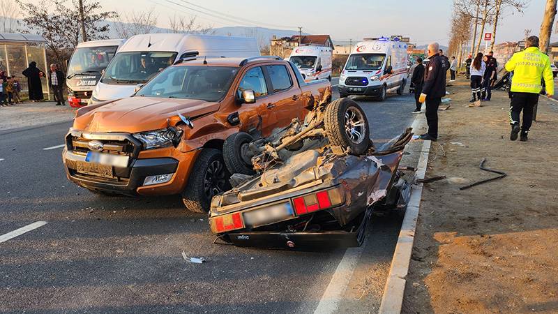 Makas atarak kaza yapan araba ikiye bölündü