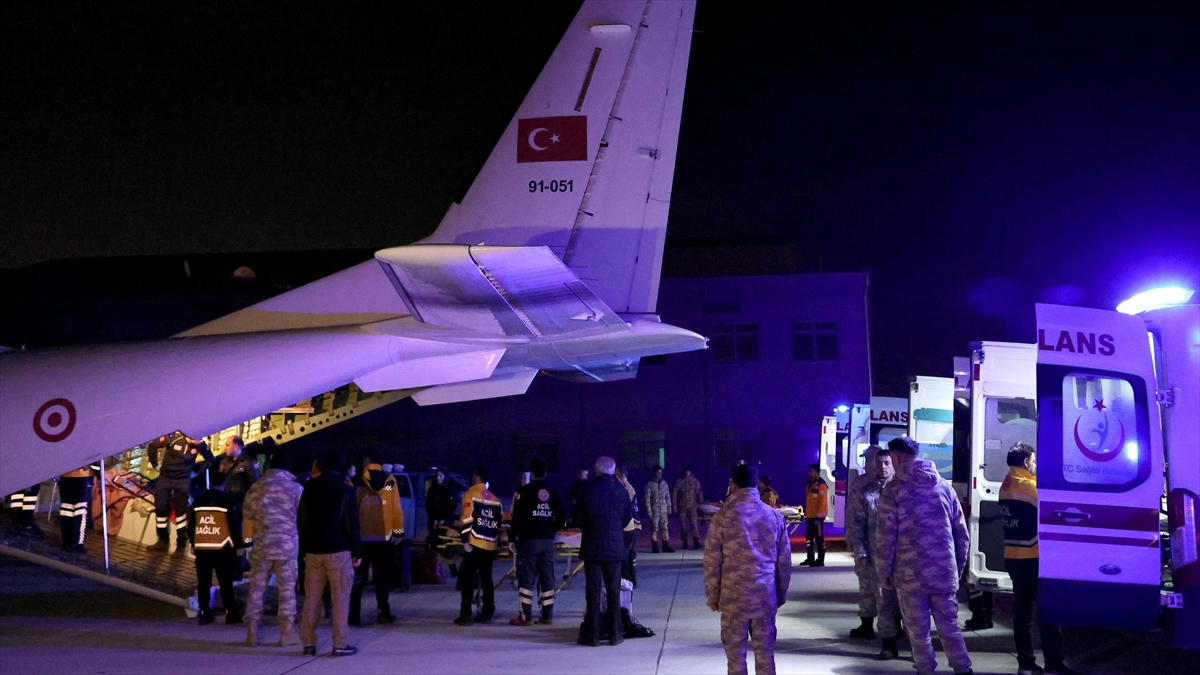 Deprem Bölgesinden 6 Yaralı Ambulans Uçakla İstanbul'a Getirildi