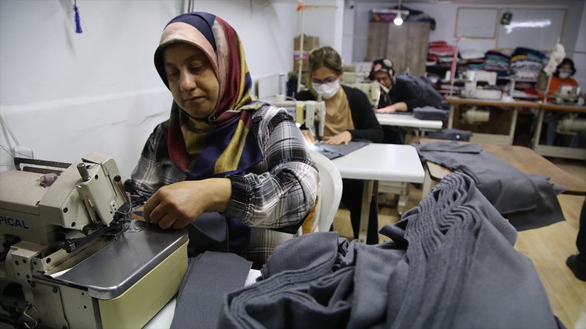 Kadın Esnafın Atölyesindeki Dikiş Makineleri, Depremzedeler İçin Durmaksızın Çalışıyor