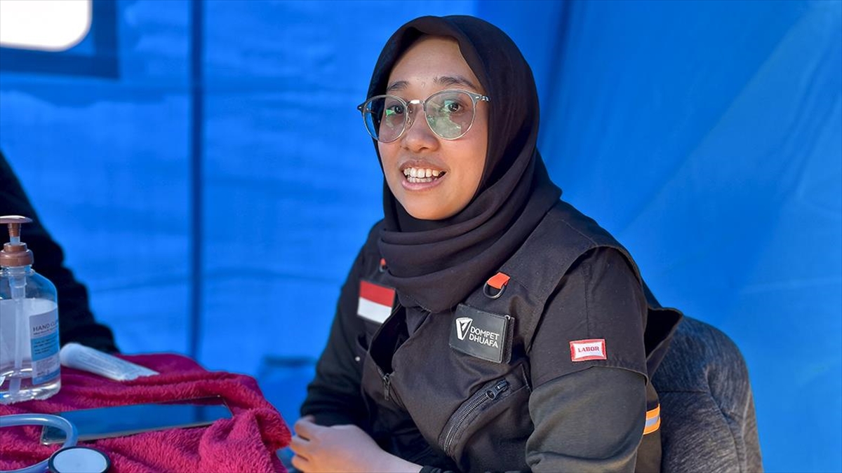 Türkiye'de Tıp Eğitimi Alan Endonezyalı Hekim Vefasını Sahra Hastanesinde Gösteriyor