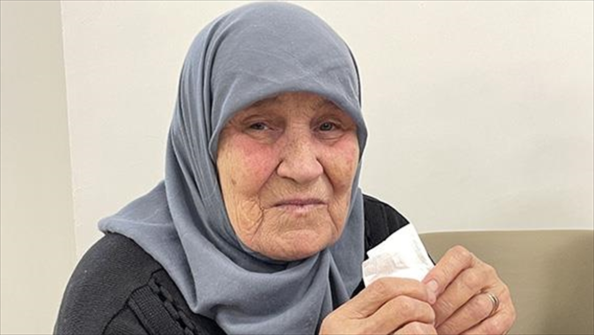 Depremzede 87 Yaşındaki Kadın, Çocukları Ve Torunlarına Kavuşmayı Bekliyor