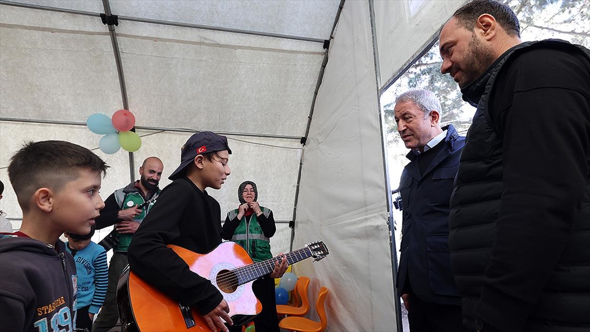 Bakan Akar'dan Depremzede Çocuklara "moral" Ziyareti
