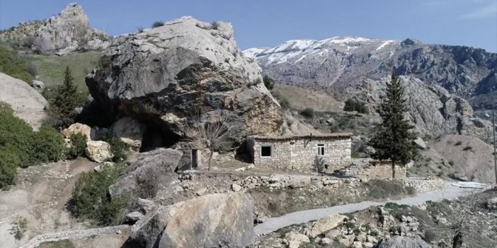 Depremlerin Etkisiyle Yerinden Ayrılan Kaya Parçası Eve Çarpmış Halde Duruyor