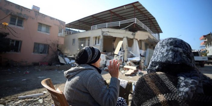 Depremde Cep Telefonunu Almak İçin Odaya Dönünce Yaralı Kurtuldu