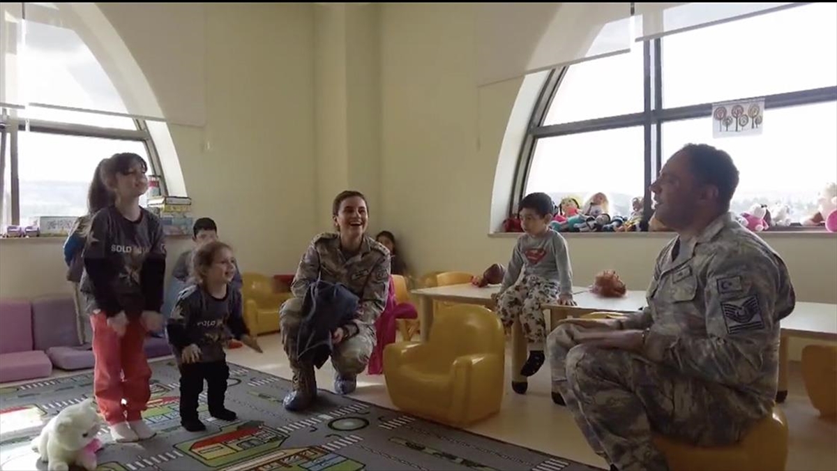 Mehmetçik Depremzede Çocukların Yaralarını Sarıyor