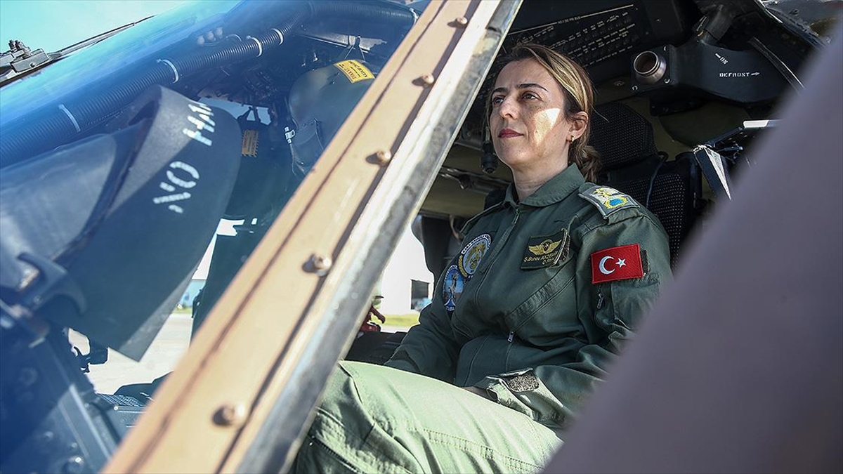 Burcu Yarbay, Depremzedelere Helikopterle Yardım Ulaştırıyor