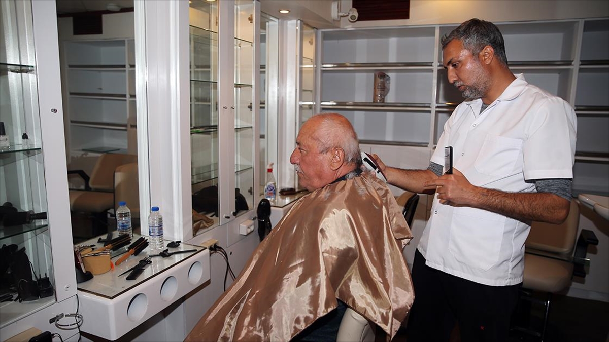 Depremde Dükkanı Yıkılan Berber, Kaldığı Kruvaziyerde Gönüllü Çalışıyor