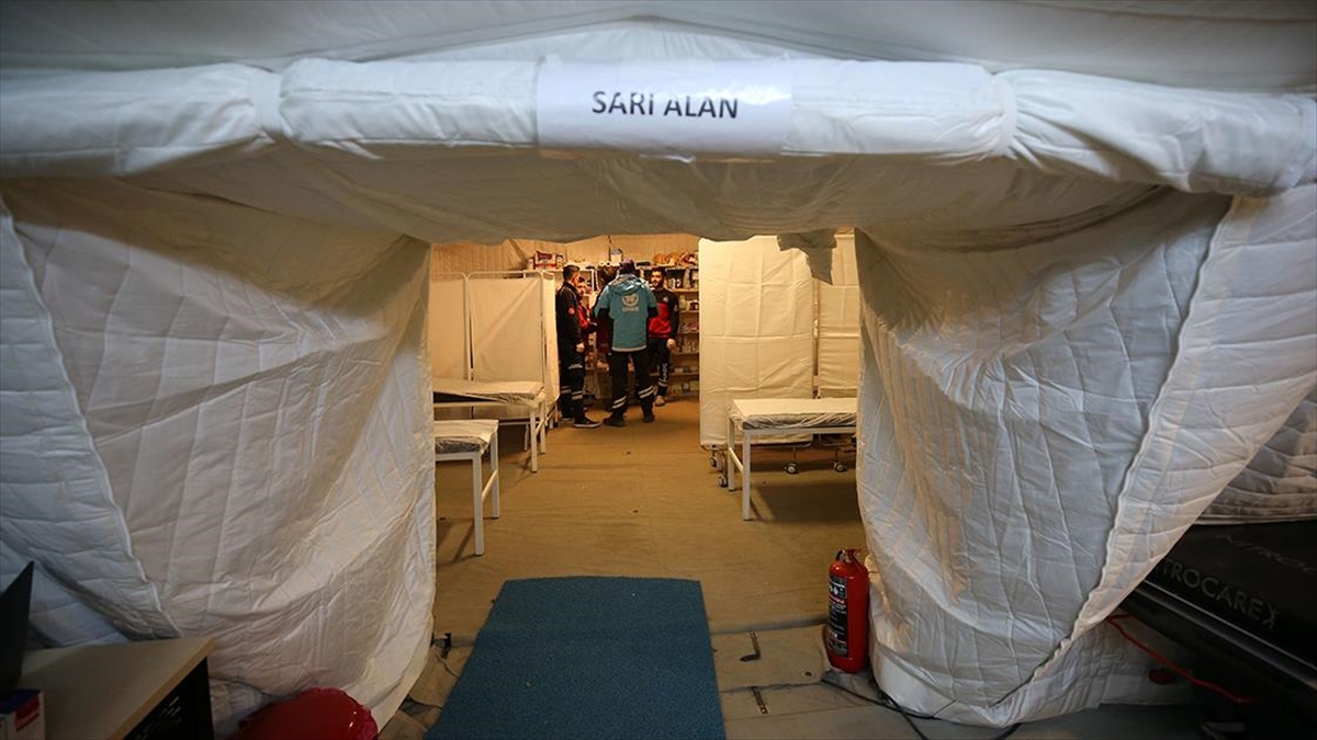 Adıyaman'da Depremzedelerin Yaraları Sahra Hastanelerinde Sarılıyor