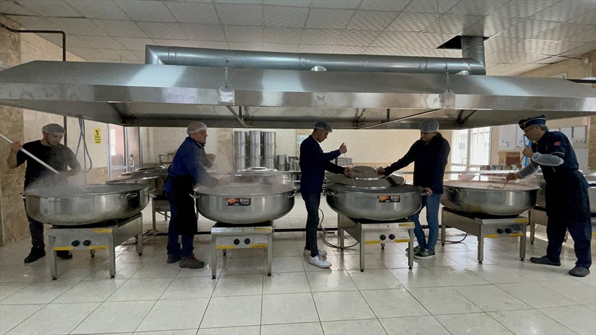 Hatay Dörtyol'daki Meslek Lisesi Depremzedelerin İhtiyaçları İçin Seferber Oldu