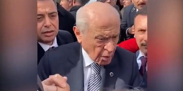 Bahçeli, Elbistan'da depremzedeleri azarladı