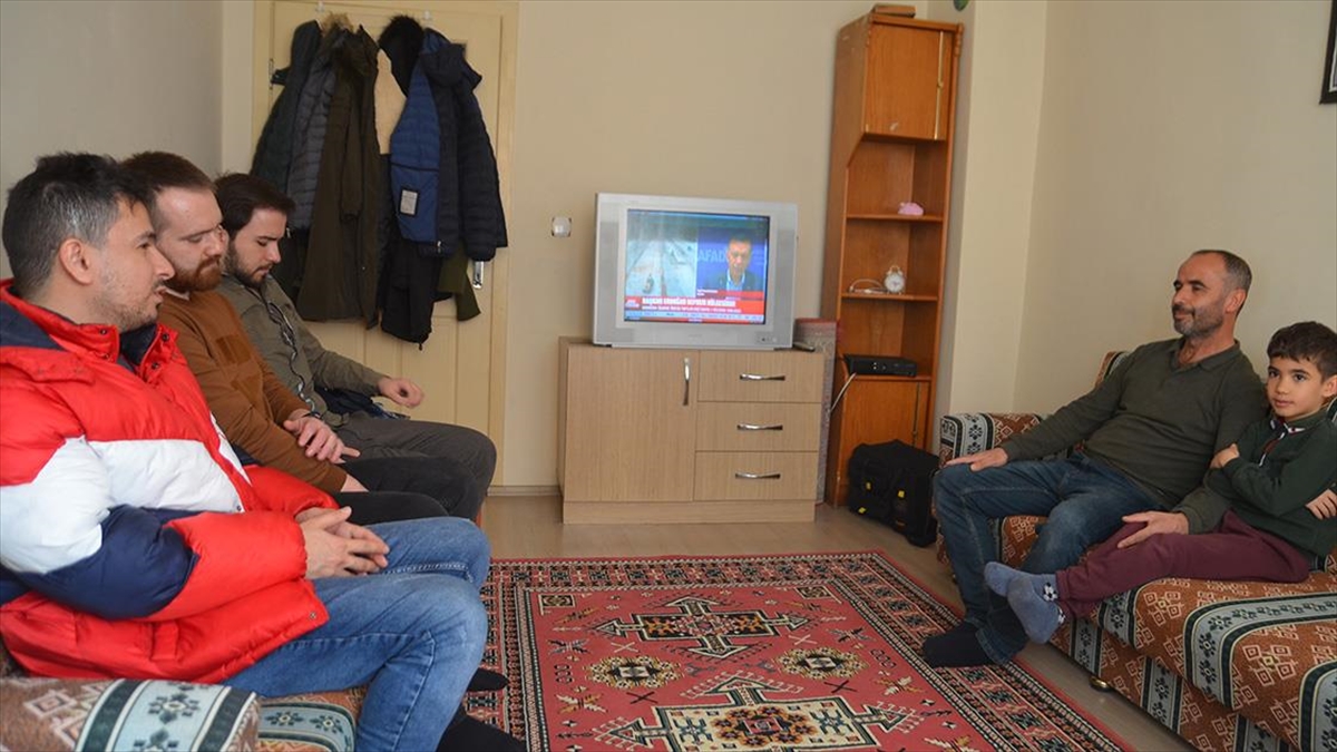 Kütahya'da Gönüllü Gençler, Hayırseverler İle Depremzedeler Arasında Köprü Oldu