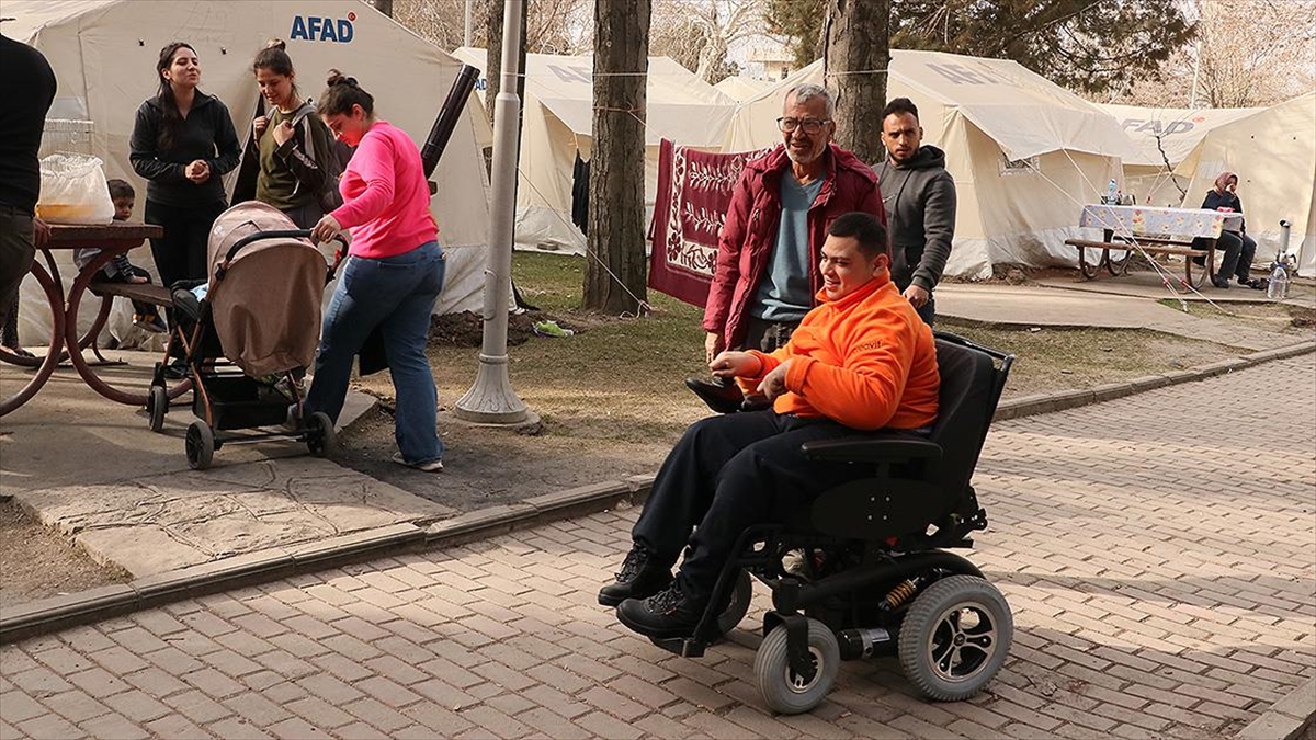 Selçuk Bayraktar, Depremzede Engelliye Verdiği Akülü Araç Sözünü Yerine Getirdi