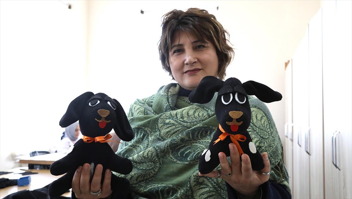 Meksikalı Ekibin Köpeği "proteo"dan Esinlenerek Depremzede Çocuklar İçin Pelüş Oyuncak Hazırlıyorlar