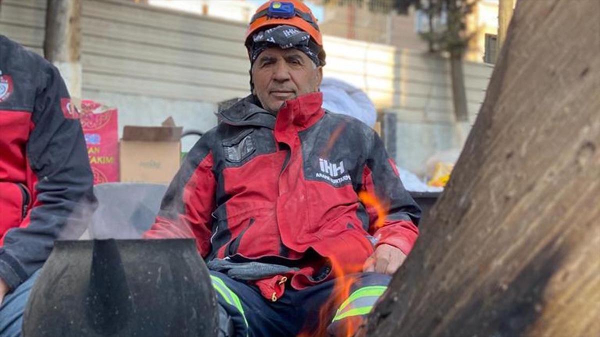 Arama Kurtarma Ekibinin "dedesi" Her Depremde Yardıma Koşuyor