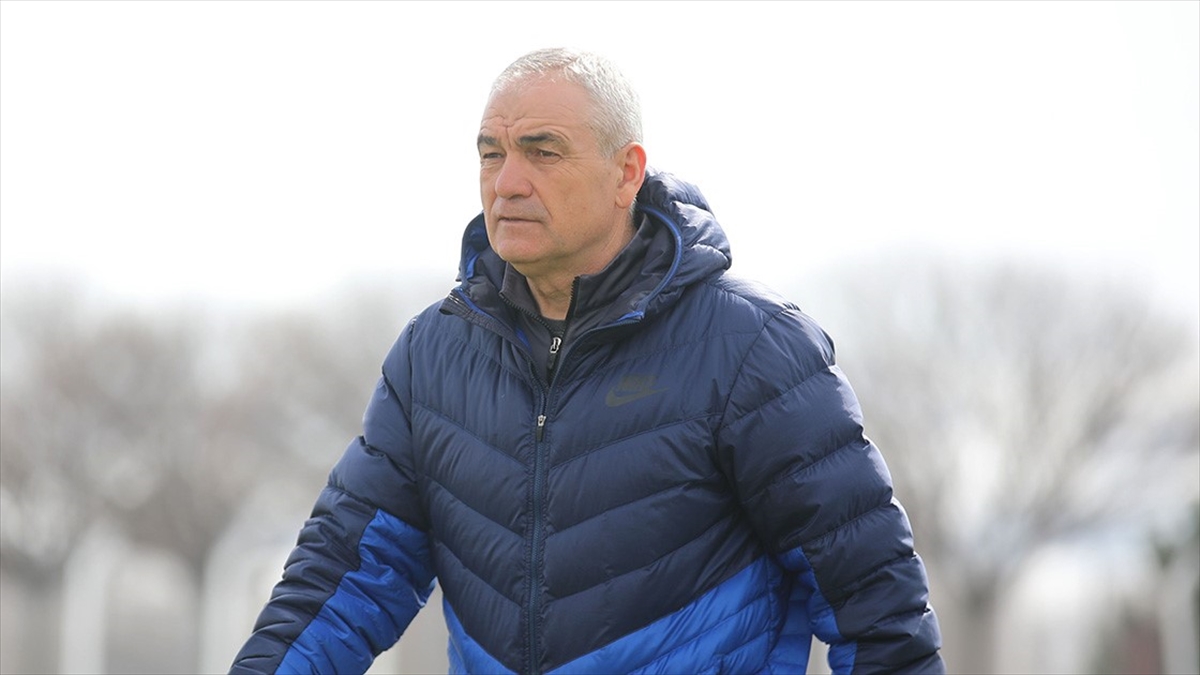 Sivasspor Teknik Direktörü Çalımbay: Fiorentina'yı Gözümüzde Büyütmeyeceğiz