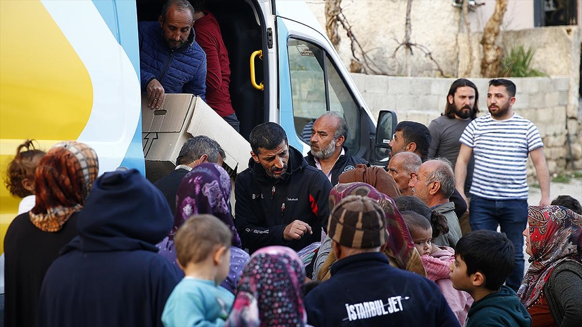 15 Temmuz Gazisi Arkadaşlarıyla Depremzedelerin Yaralarını Sarıyor