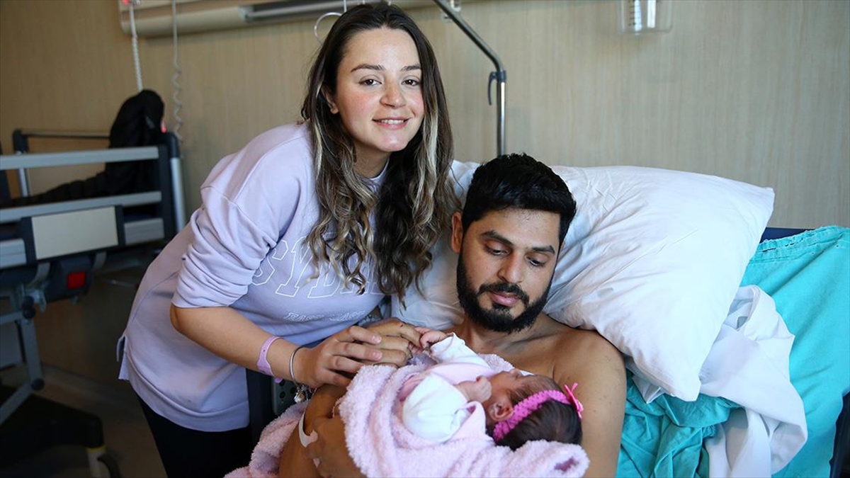 Günlerce Enkaz Altında Kalan Babanın En Büyük İsteği Kızını Kucağına Alıp Yürüyebilmek