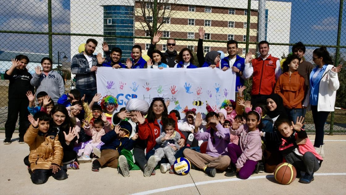 Ahi Evran'ın Torunları Depremin İzlerini Silmek İçin Afetzede Çocuklara Kucak Açtı