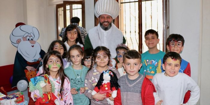 Temsili Nasreddin Hoca Depremzede Çocukları Fıkra Ve Hediyelerle Eğlendiriyor