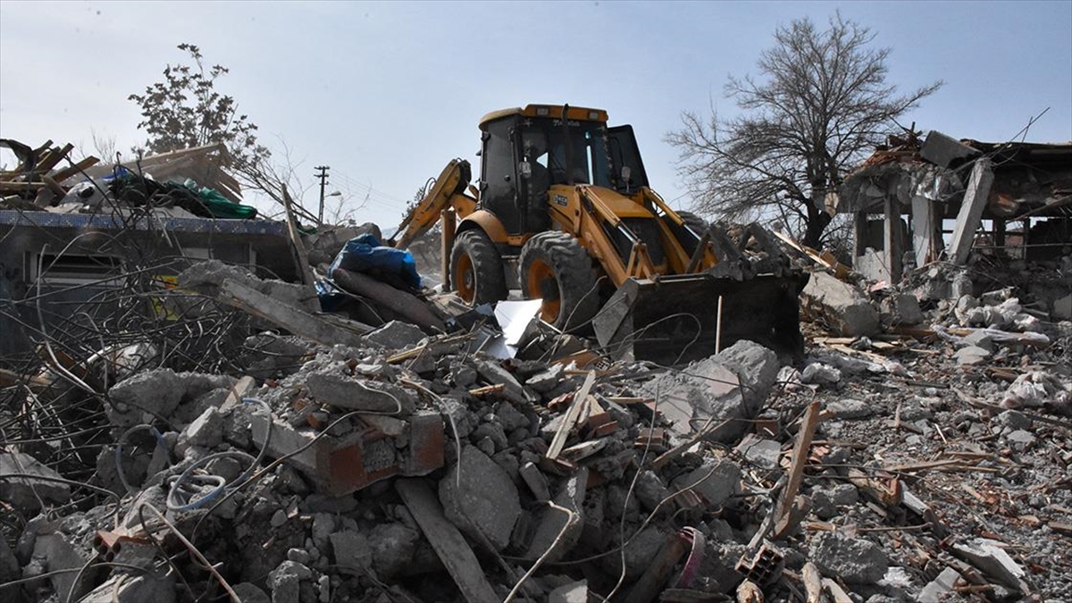 Evi Yıkılan "kepçeci Ali" Mahallesindeki Depremzedelerin Yardımına Koştu