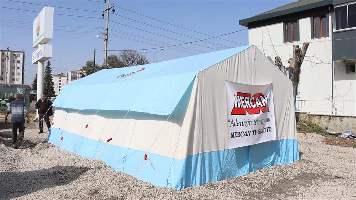 Adıyaman'da Binası Hasar Gören Televizyon Kanalı Çadırdan Yayın Yapıyor
