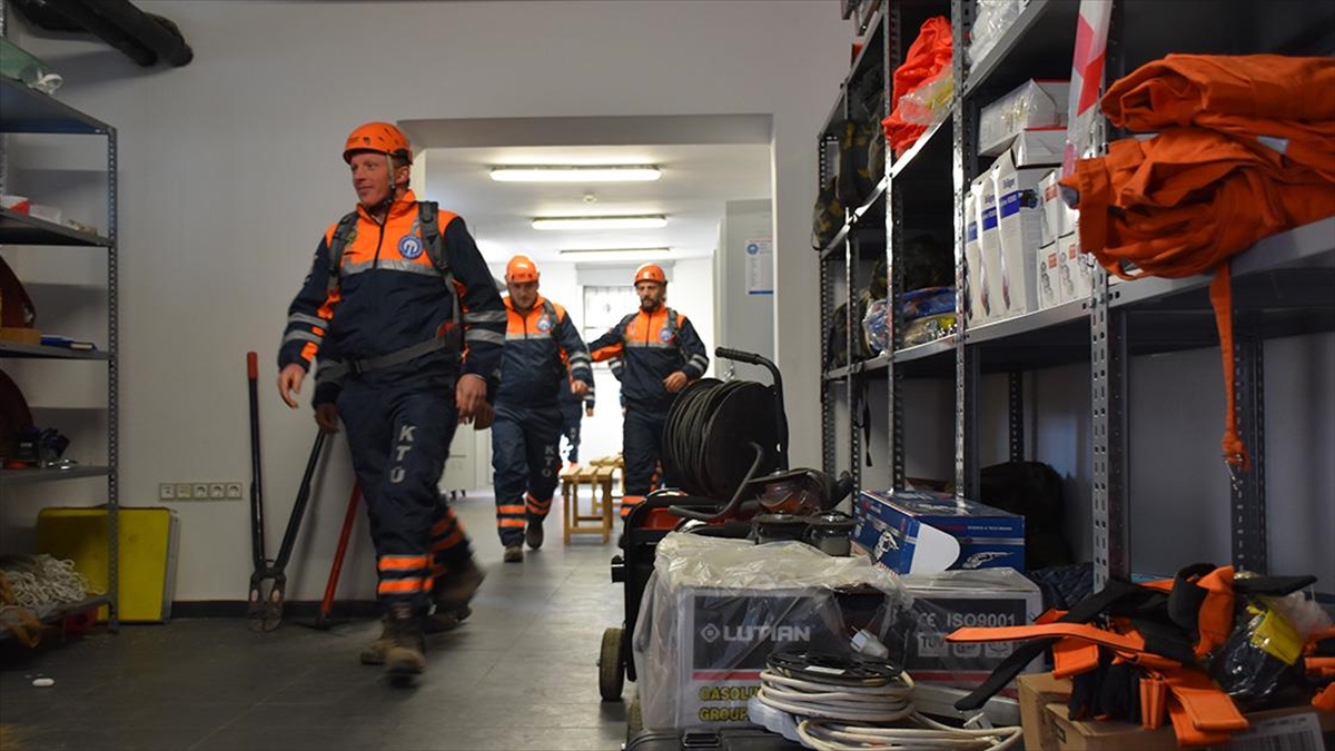 Arama Kurtarma Ekipleri Depremzedelerle Gönül Bağı Kurdu