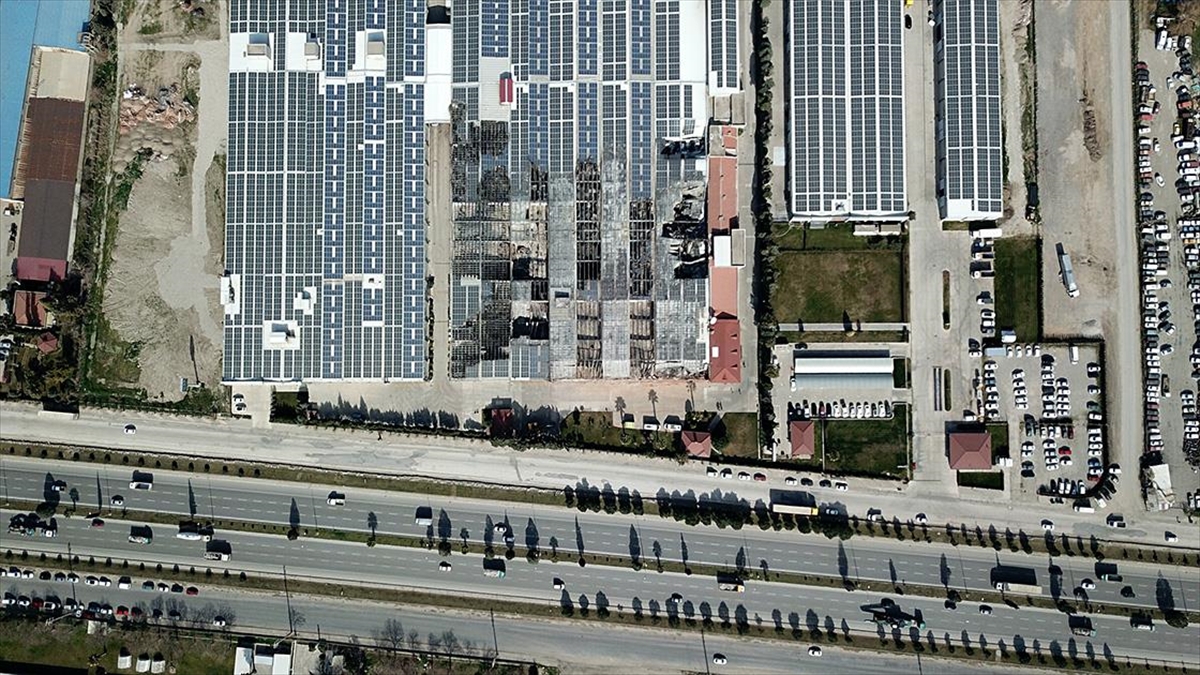 Ağır Hasarlı Fabrikasının Sağlam Kalan Mutfağında Günlük 23 Bin Kişiye Yemek Çıkarıyor