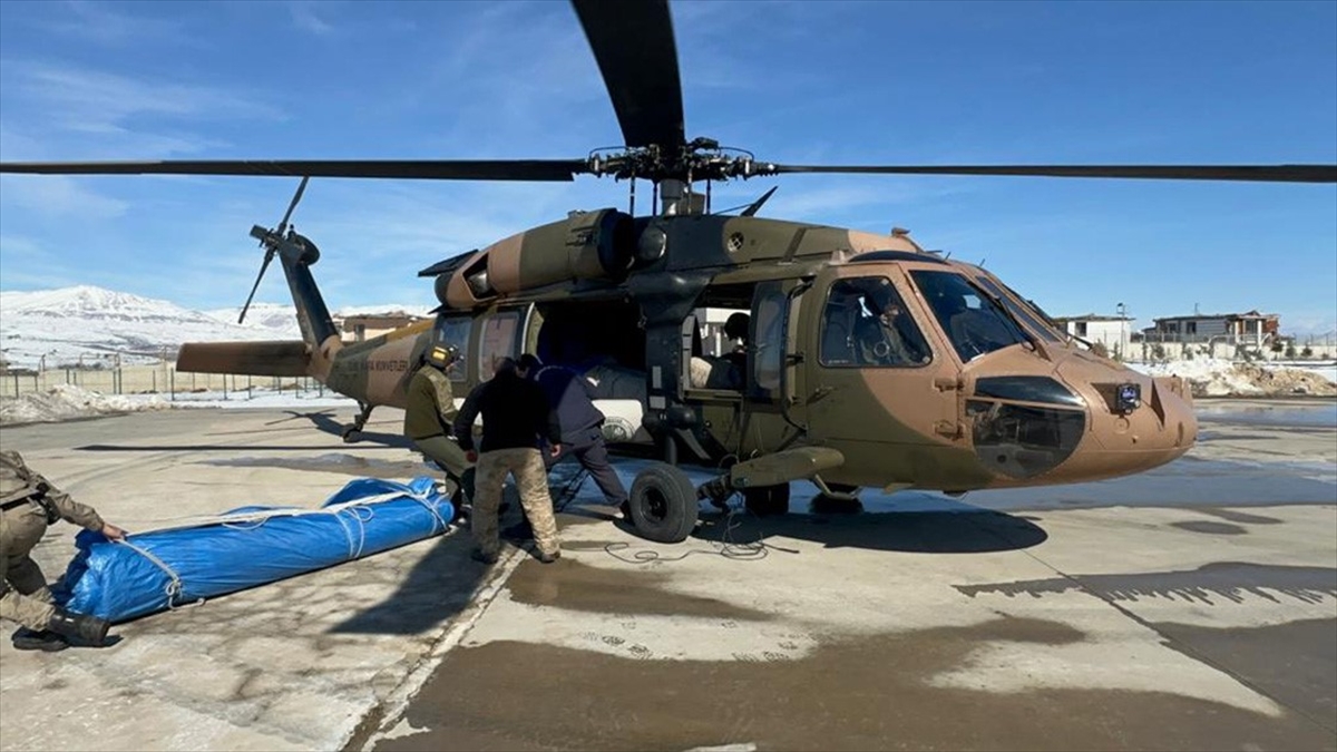 Deprem Bölgesine Havadan Yardımlar Sürüyor
