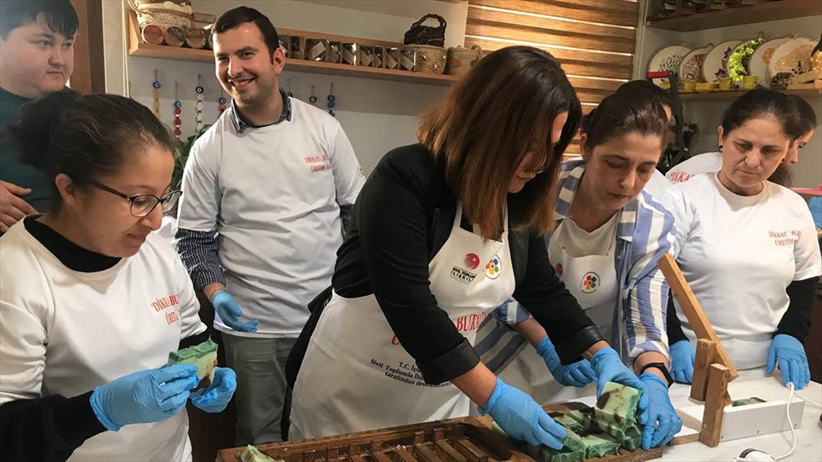 Özel Çocuklar Depremzede Çocukların Yüzünü Güldürmek İçin Üretiyor