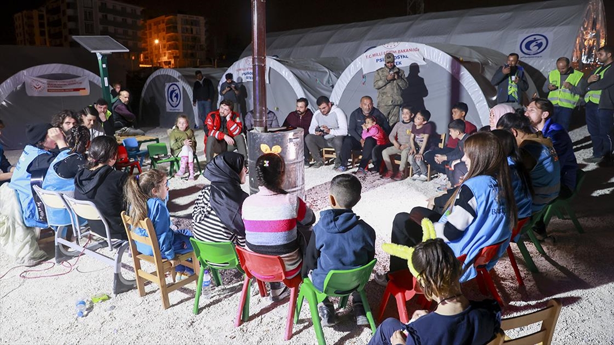 "iyilik Elçileri" Soba Başındaki Sohbet Ve Müzikle Depremden Etkilenen Çocuklara Moral Veriyor