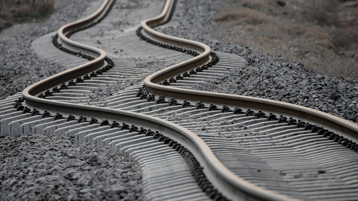 Depremler, Adıyaman'daki Demir Yolunda Bükülmeye Neden Oldu