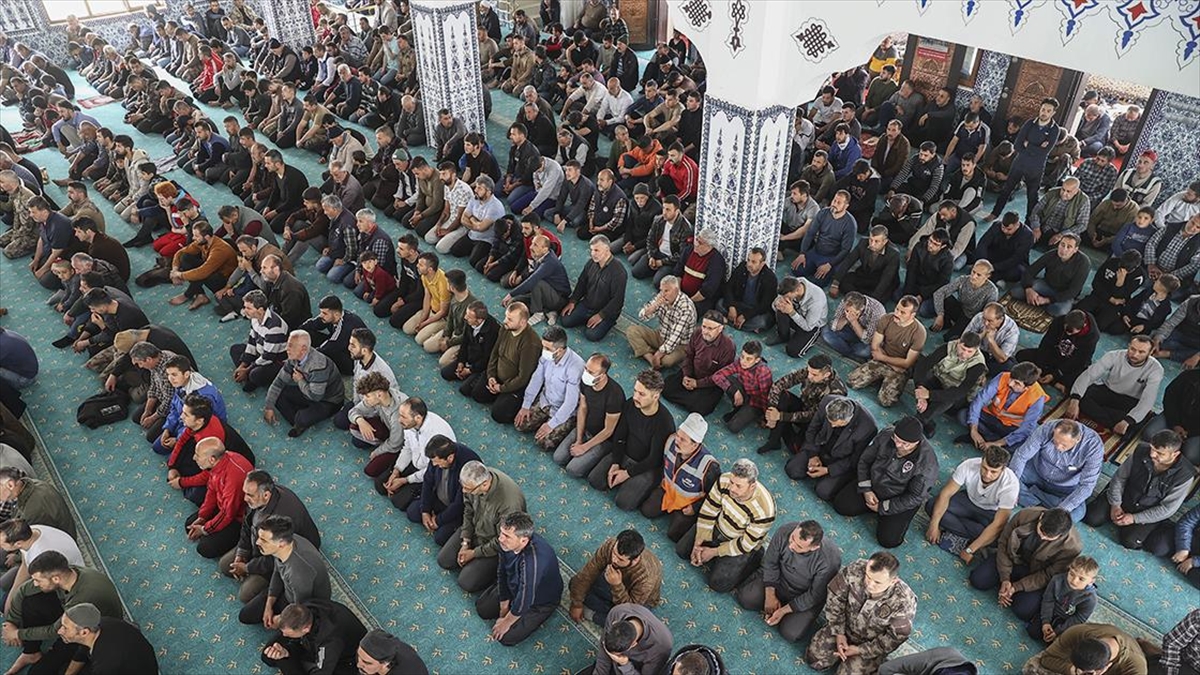 Deprem Felaketinin Yaşandığı Adana, Hatay, Osmaniye Ve Malatya'da Cuma Namazı Kılındı