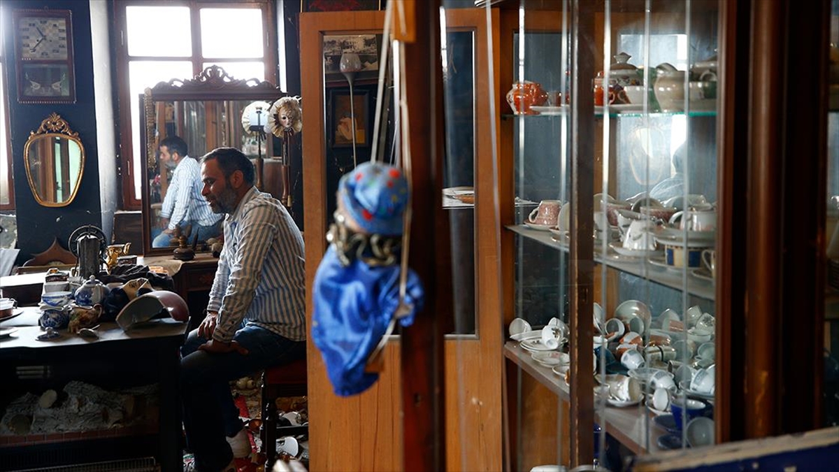 Antika Dükkanından "hatay'ı Terk Etmeyin" Mesajı Veriyor