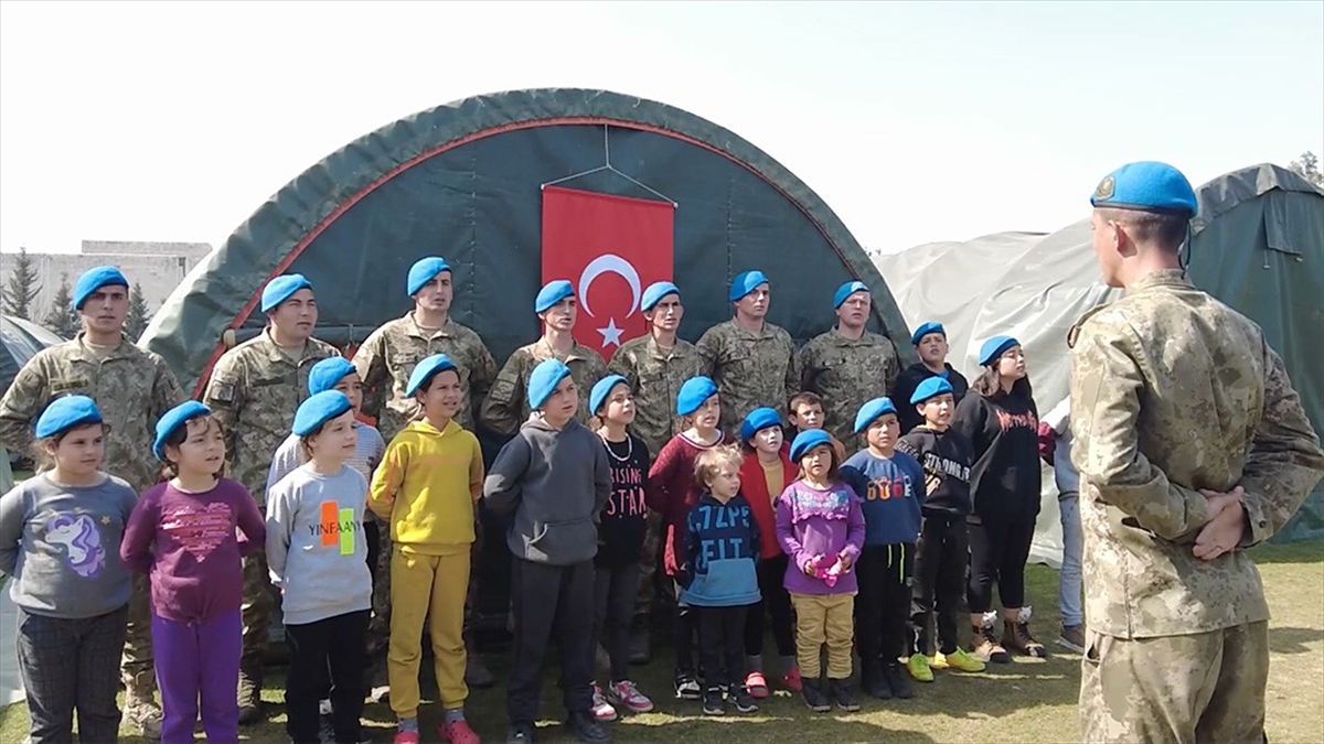 Mehmetçik, Deprem Bölgesindeki Çocuklarla "Komando Andı" Okudu