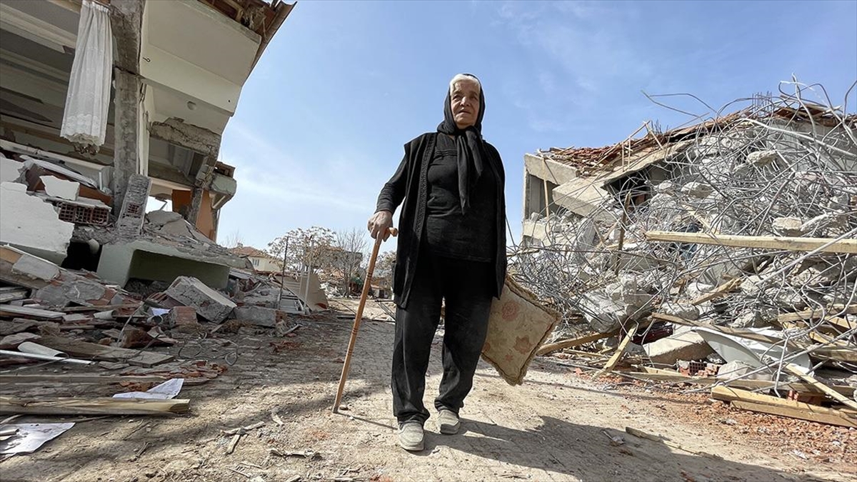 Depremde Canlarını Kurtaran Kayısı Üreticileri, Enkaz Altında Kalan Ürünlerini Düşünüyor