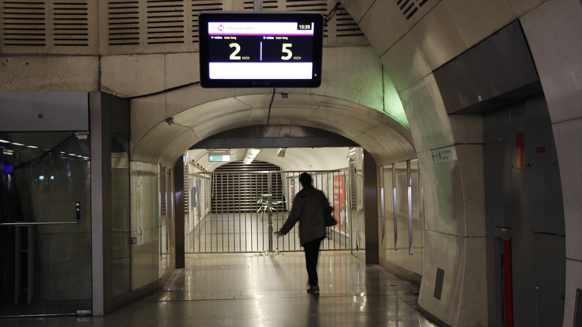 Fransa Hükümeti Kitlesel Grevlerde Hayatın Durmaması İçin Halka Uzaktan Çalışma Çağrısı Yaptı