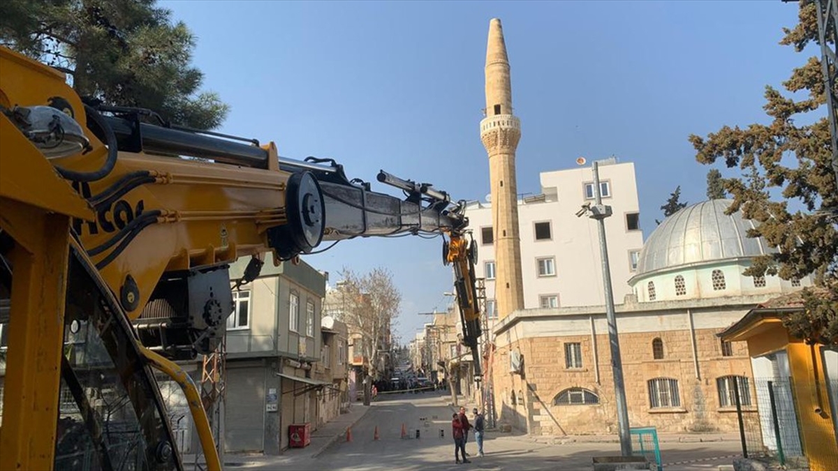 Kilis'te Depremde Hasar Gören Minare Ve Binalar Kontrollü Yıkılıyor