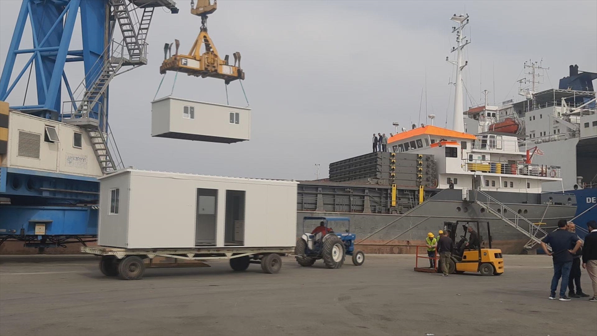 KKTC'den Deprem Bölgelerine 40 Prefabrik Ev Gönderildi