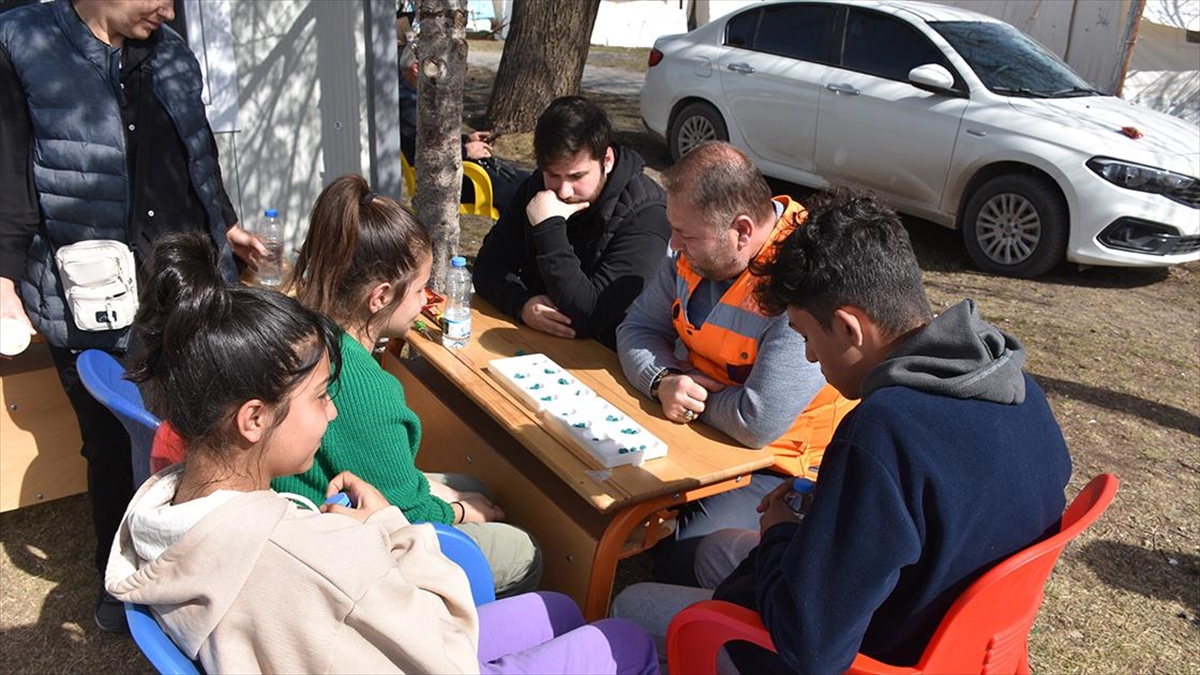 Depremzedelerin Yeniden Sosyal Hayata Katılımı İçin Psikososyal Destek Veriyorlar