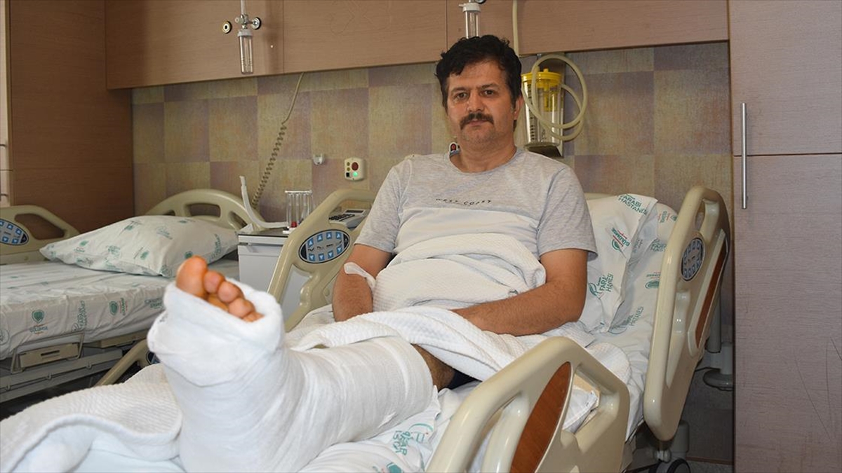 Depremzedelere Yardım İçin Gittiği Hatay'da Depreme Yakalanan Öğretmenin Ayağı Kırıldı