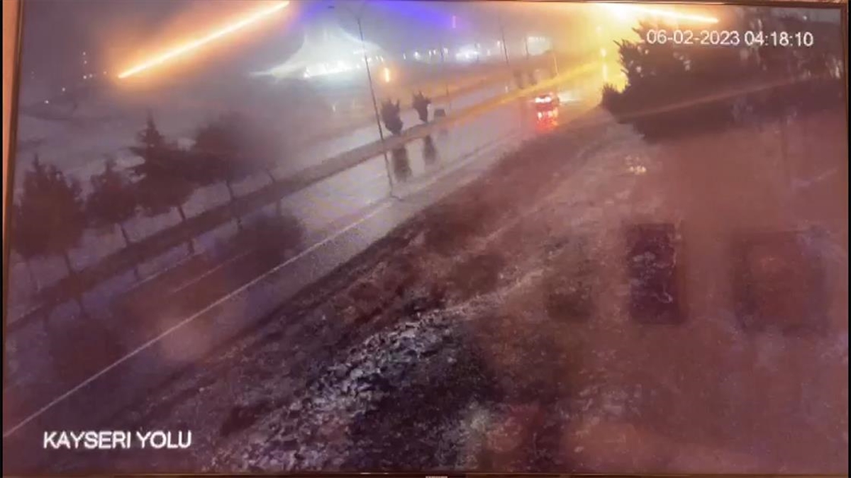 Kahramanmaraş'ta Otomobilin Depreme Yakalanma Anı Güvenlik Kamerasında