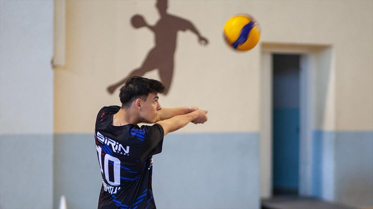 Depremzede Genç, Depremin İzlerini Tutkunu Olduğu Voleybolla Silmeye Çalışıyor