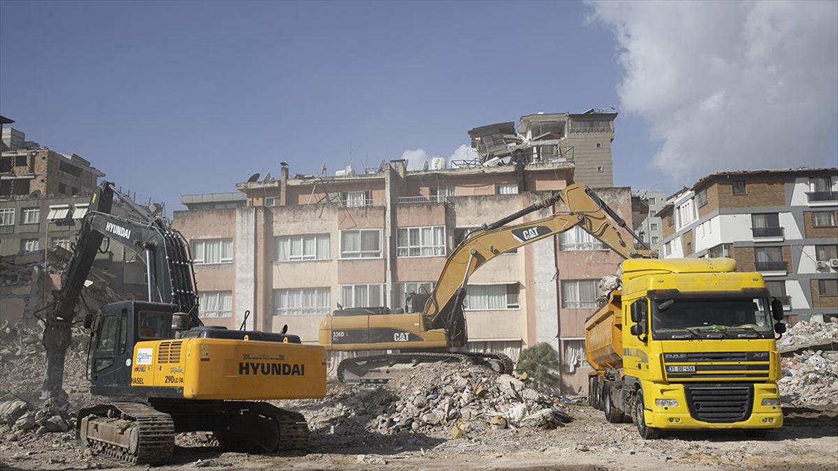 Hatay'da Yıkılan Binaların Enkazını Kaldırma Çalışmaları Sürdü