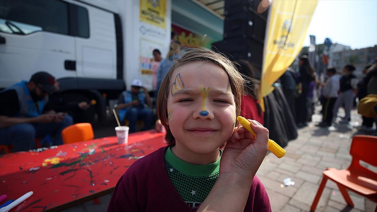 Konya Büyükşehir Belediyesi Ekipleri İskenderun'da Çocukları Oyunlarla Tebessüm Ettirdi